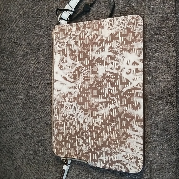 Brand new DKNY medium wristlet. Brown Graffiti pattern. Retails $78 - Picture 5 of 9